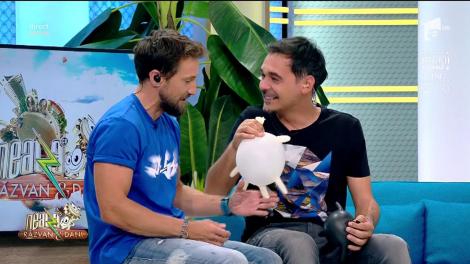 Dani Oțil îl învață pe Răzvan Simion cum să mulgă o vacă