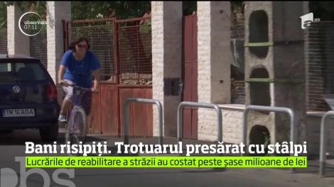 Bani risipiți. Trotuar presărat cu st&acirc;lpi &icirc;n Timișoara