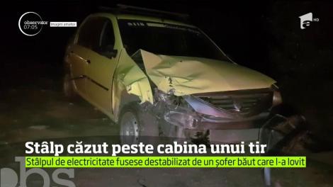 St&acirc;lp căzut peste cabina unui tir pe drumul care leagă Alexandria de Piteşti