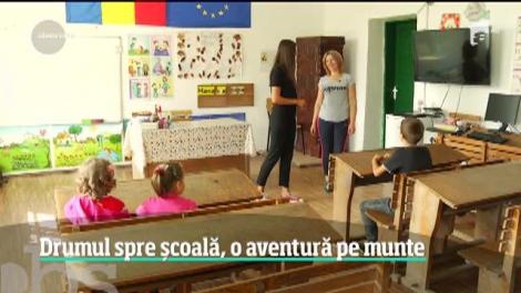 Drumul spre școală, o aventură pe munte pentru trei elevi din comuna Cornereva
