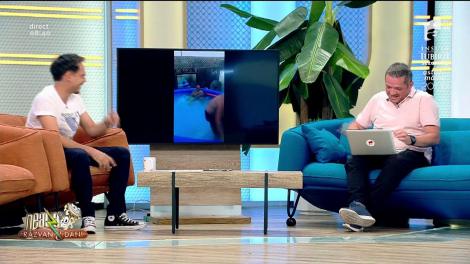 Smiley News! Săritură într-o piscină gonflabilă