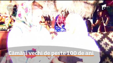 O cântăreaţă de muzică populară din Maramureş are o colecţie impresionantă de cămăşi tradiţionale