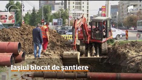 Situaţia este complicată pe străzile Iaşului, unde toată vara s-a lucrat la reţeaua de termoficare