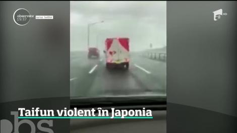 Japonia a fost lovită de cel mai puternic taifun din ultimii 25 de ani. De teama unui dezastru, peste un milion de oameni au primit ordin de evacuare