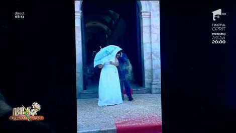 Smiley News! Prieteni unui cuplu proaspăt căsătorit, le doresc celor doi mult belșug