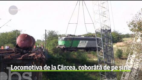 Imagini spectaculoase la Cârcea, în Dolj. O locomotivă de peste 100 de tone a plutit minute bune în aer, susţinută doar de nişte cabluri de oţel