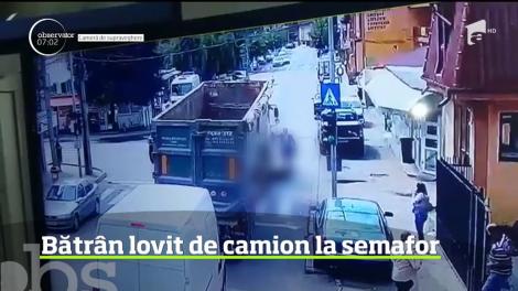 Momentul în care un BĂTRÂN este lovit de un CAMION,surprins pe camerele de supraveghere! Imaginile sunt TULBURĂTOARE