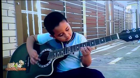 Smiley News! Un băiețel care cântă Metallica la chitară