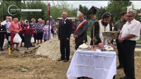 Imagini neaşteptate într-un sat din Iaşi unde autorităţile au inaugurat cu tricolor şi aghiasmă o conductă de gaze