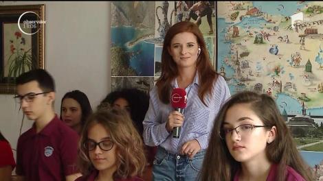 Zeci de adolescenţi cu performanţe de excepţie la concursuri şi olimpiade din întreaga lume au început, şi ei, şcoala!