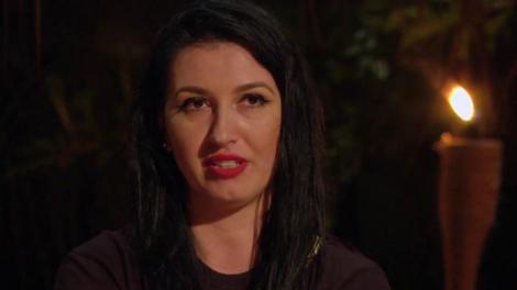 Dialog spumos între Mirela și ispita Nicoleta. Nicoleta:" Stai liniștită, nu mă culc cu el!" Mirela:" În alt sezon ai putut"