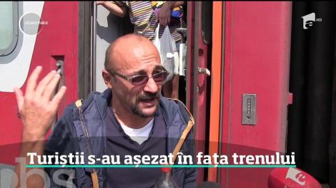 Vacanţă încheiată cu scandal pe litoral. Sute de oameni s-au trezit că n-au loc în trenul spre casă şi s-au aşezat în faţa locomotivei, cu tot cu bagaje