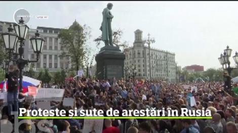 Peste 800 de persoane au fost arestate la Moscova şi în alte oraşe ale Rusiei, unde au avut loc manifestaţii neautorizate împotriva noii legi a pensiilor
