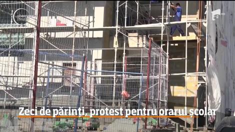 Zeci de părinţi din Sibiu, protest pentru orarul școlar al elevilor