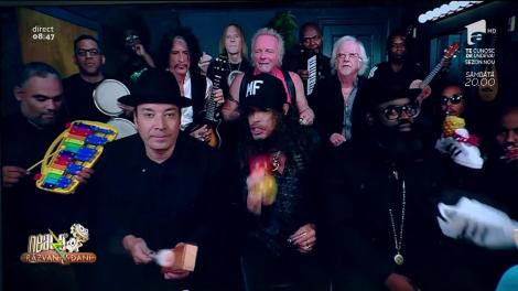 Unul cântă la pantof, altul la ananas și totul sună GENIAL! Artiști celebri și-au făcut de cap cu piesa „Walk This Way”