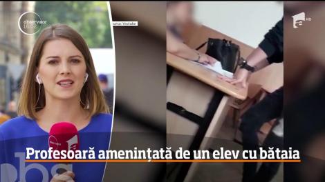 Scene REVOLTĂTOARE, surprinse într-o sală de clasă! Un ELEV este filmat în timp ce JIGNEȘTE și amenință cu BĂTAIA o profesoară