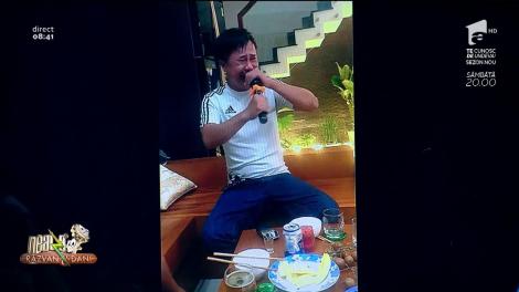 Ce se întâmplă dacă mergi la karaoke, după ce ai mâncat ceva extrem de picant! (VIDEO)