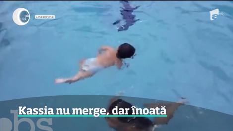 La vârsta la care unii bebeluşi nici n-au învăţat să meargă, o fetiţă înoată fără nicio problemă