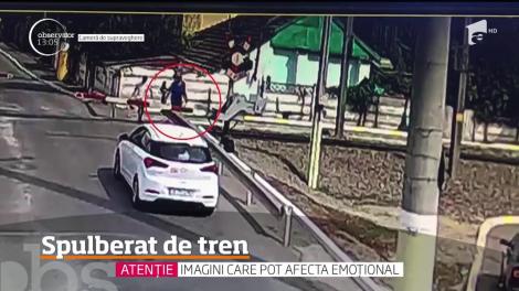 Scene cumplite au fost surprinse de o cameră de supraveghere pe calea ferată, în localitatea Valu lui Traian: Un bărbat e lovit de un tren!