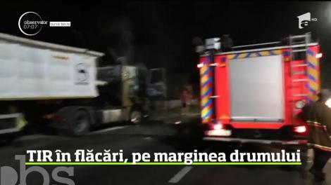 Un TIR încărcat cu grâu a luat foc pe o stradă intens circulată din Leţcani, judeţul Iaşi