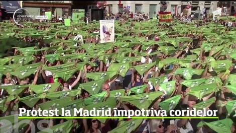 Spaniolii ar putea renunţa la o tradiţie veche de secole. Mii de oameni au ieşit pe străzile din Madrid pentru a cere guvernului să interzică luptele cu tauri