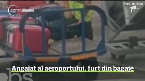 Imagini incredibile surprinse pe aeroportul din Ibiza. Un angajat a fost filmat de un pasager în timp ce fura dintr-un bagaj