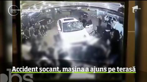 Accident șocant în Turcia! O mașină a ajuns pe terasa plină de clienţi a unei cafenele