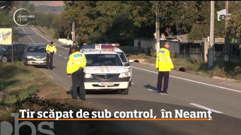 Clipe de groază pentru o familie din judeţul Neamţ! S-au trezit cu un tir peste ei