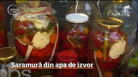 Saramură naturală! Gospodinele din Sovata îşi pun la conservat murăturile pentru iarnă cu apă sărată din izvor