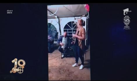 Smiley News! Nuntă la români. Cântărețul la orga sare de pe scun ca ars!