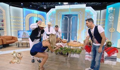 Uuu, ce priveliște! Flavia trece testul culesului de struguri cu succes: ”Fusta-i scurtă...”