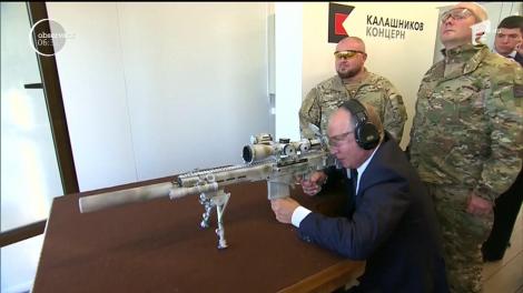 Preşedintele Vladimir Putin nu a rezistat tentaţiei de a încerca, personal, cea mai nouă armă Kalaşnikov