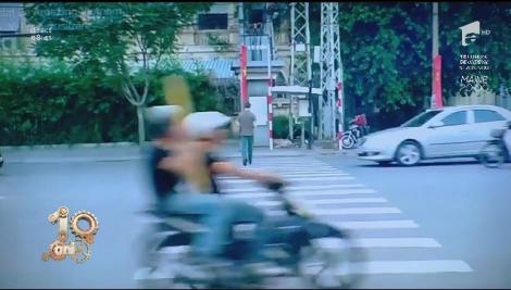 Smiley News! Cum se trece pe zebră în Vietnam. Niciun șofer nu oprește!