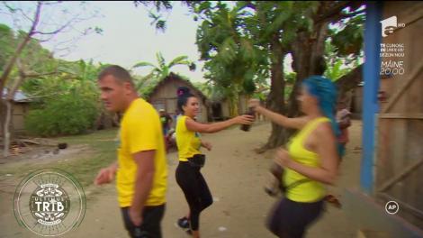 Concurenţii din tribul lemurilor au plecat la cerşit mâncare prin sat!