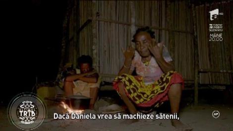 Daniela Crudu s-a apucat de make-up în Madagascar! Mama Vula a fost primul ei client!