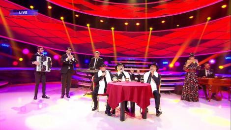 Concurenții „Te cunosc de undeva” cântă live pe scenă, în deschiderea celei de-a treia ediții