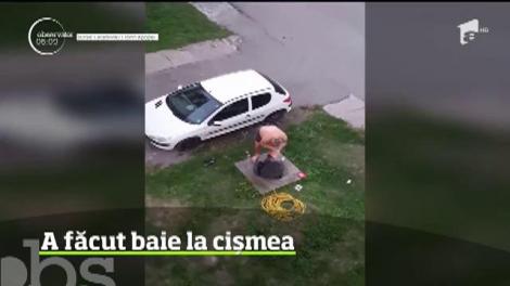 Scene uluitoare au fost surprinse în judeţul Neamţ! Un bărbat a făcut duş, în aer liber, la o cişmea din oraşul Bicaz
