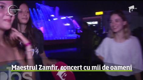 La fântânile din Piaţa Unirii este aglomeraţie ca la bradul de Crăciun. Spectacolul a devenit punctul de atracţie al Capitalei