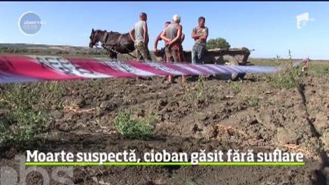 Moarte învăluită în mister într-o localitate din Vaslui. Trupul fără viaţă al unui bătrân de 72 de ani a fost descoperit pe câmp, într-un şanţ