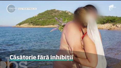 Doi români s-au căsătorit într-o ceremonie lipsită de inhibiţii, în Sardinia. Mirii au fost complet dezbrăcaţi