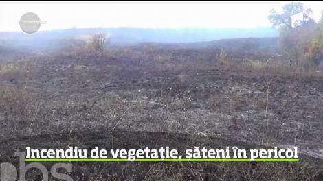 Au fost momente de panică într-o localitate din judeţul Caraş Severin! Un incendiu de vegetaţie ameninţa să ajungă rapid la casele localnicilor