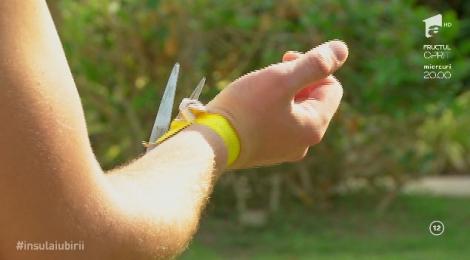 Iulian renuntă oficial la iubita lui, și-a tăiat brățara care reprezintă legătura dintre el și Marinela: ”Nu vreau să o păstrez!”