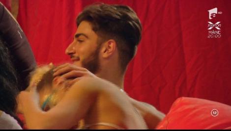 Marinela cade în ispită? ”Îți plac? Vreau să ne-o...!” Atingeri și gesturi intime cu Cristi