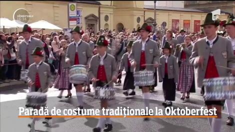 Paradă de costume tradiționale la Oktoberfest