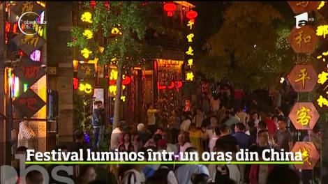 Centrul istoric al unui oraş din estul Chinei a căpătat în aceste zile, după lăsarea serii, o înfăţişare de basm