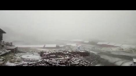 Prima NINSOARE din acest an are loc în Munţii Făgăraş! Doi turişti recuperaţi de salvamontişti, în stare critică