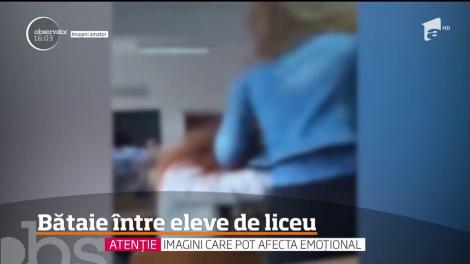 Anchetă de proporţii la un liceu din Tg. Neamţ, după ce două eleve de clasa a 10-a au fost filmate în timp ce-şi împărţeau pumni şi picioare