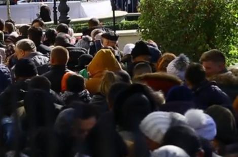 Înaintea celui mai mare pelerinaj ortodox din România s-a declanşat alerta la Iaşi. Enoriaşii care merg să se închine la moaştele Sfintei Parascheva ar putea răspândi virusul pestei porcine