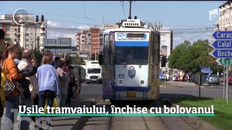 În Craiova, călătoria cu tramvaiul este o aventură periculoasă. Uşile garniturii se deschid în timpul mersului şi, nu de puţine ori, călătorii le fixează cu bolovani