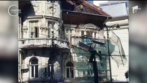 Incident dramatic în Capitală! Schelă prăbușită, doi muncitori au rămas blocaţi pe un acoperiş